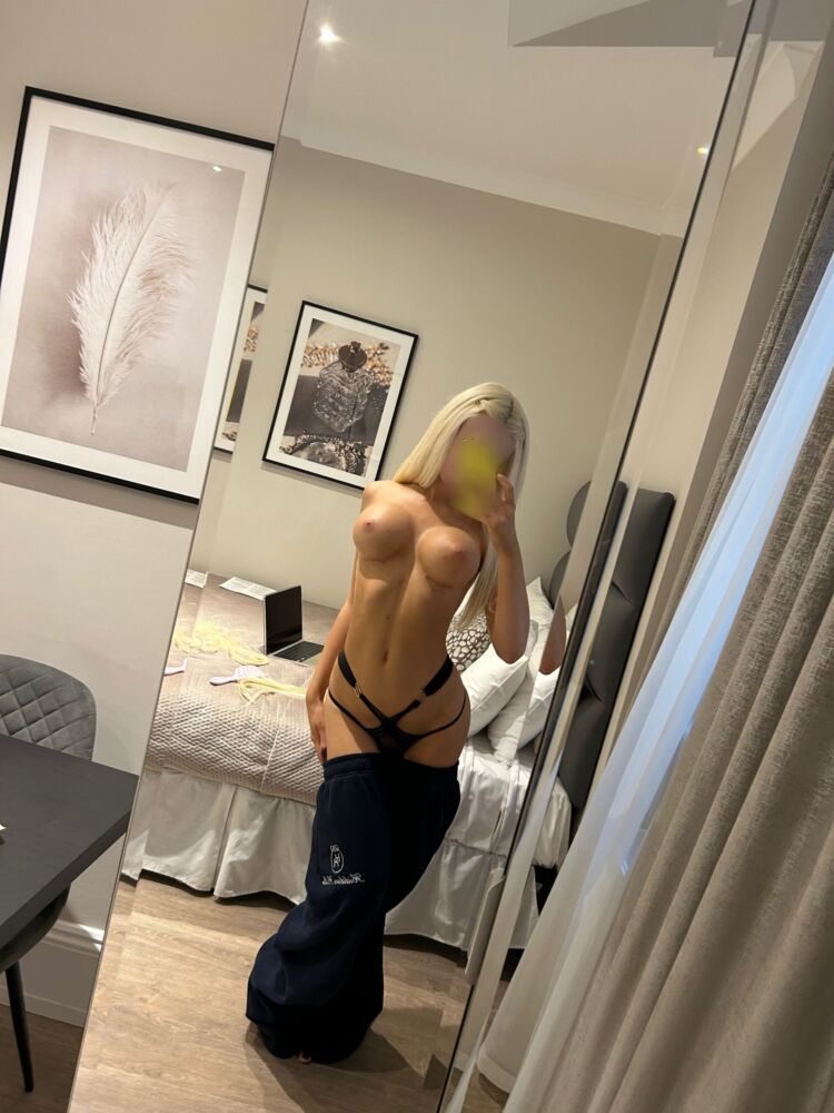 Bella young