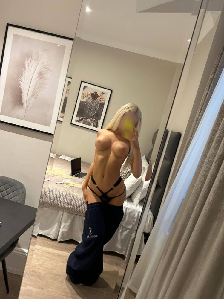 Bella young